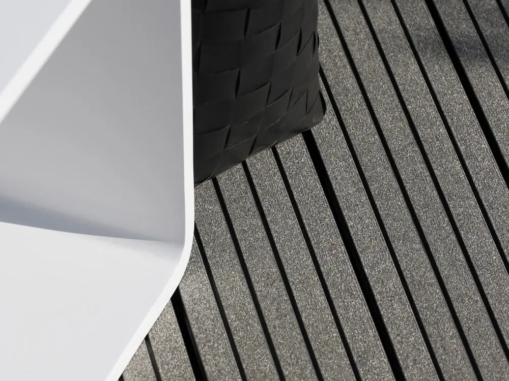 00020718~~01~21x139mm-Die-Kompakte-WPC-Terrassendielen-ANTHRAZIT-grob-fein-gebuerstet-Vollprofil