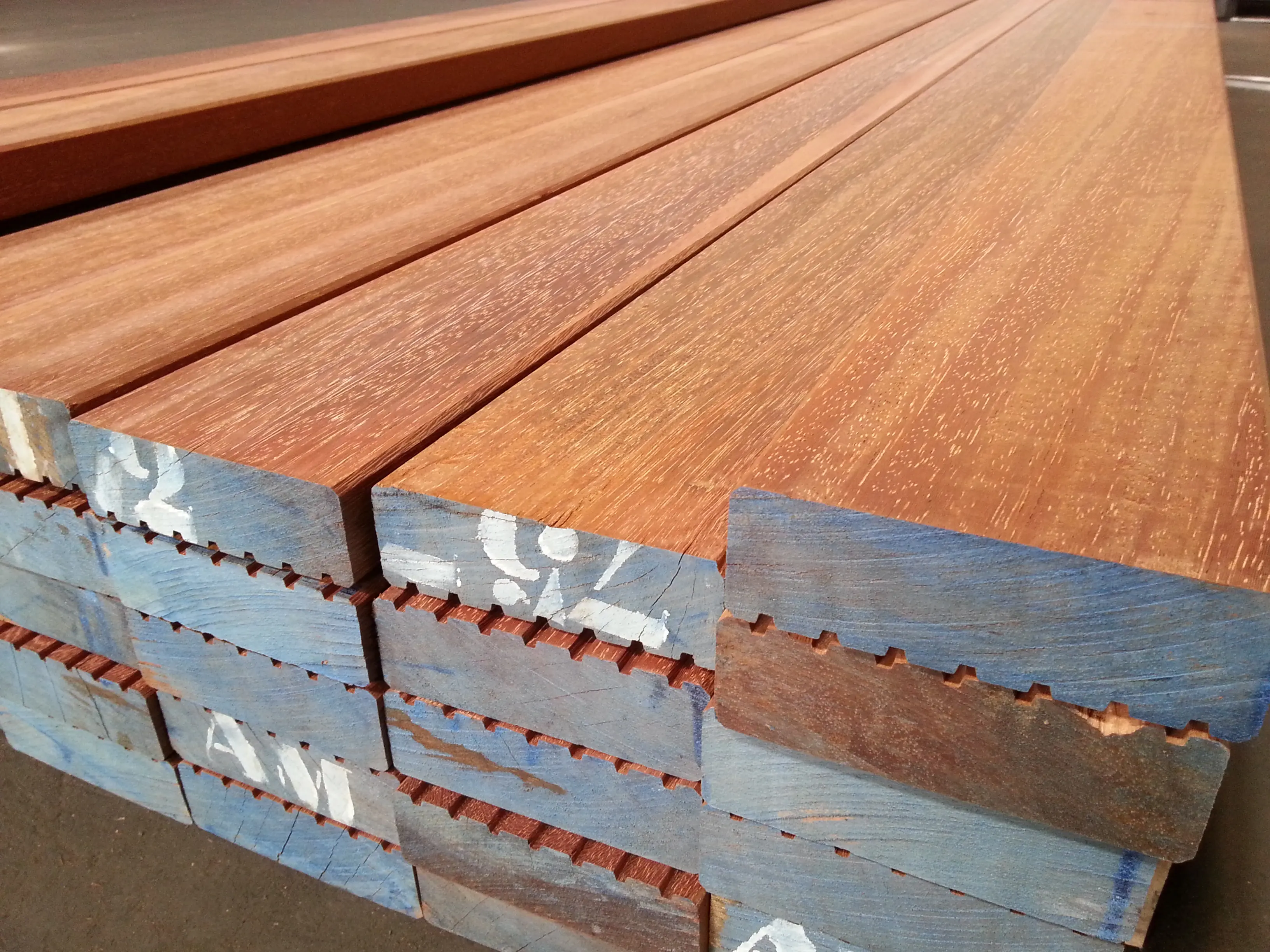 00003027~~01~Bongossi_Terrassendiele_AD_FAS_40x140_mm_glatt_grob_Diele_Holz_Terrasse_Boden_Terrassenholzdielen_Garte