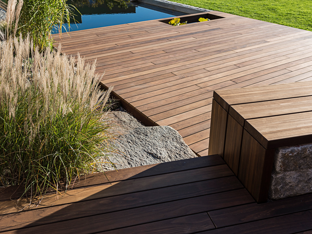 Kebony Clear Terrassendielen, 22x142 mm, glatt, seitlich genutet, Kanten gerundet, Rückseite Kanten gefast