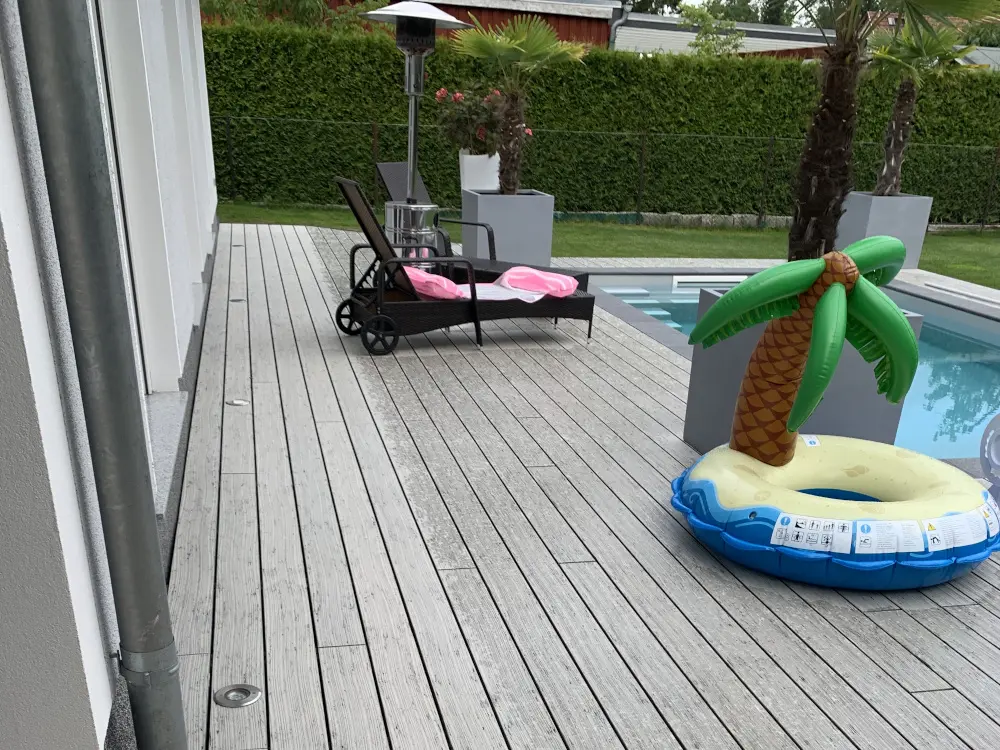 00085328~~02~Kahrs_WPC_steingrau_Ambiente02