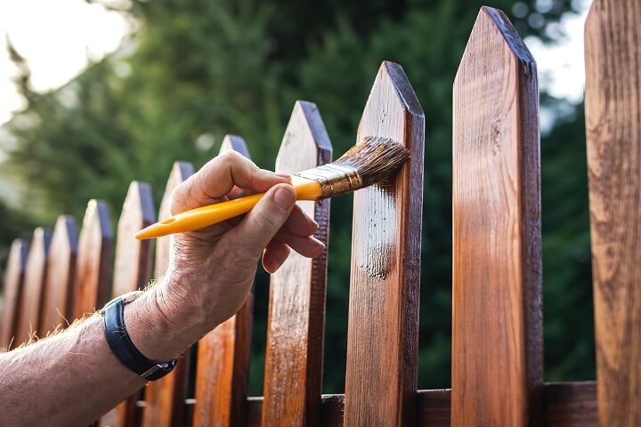 Deko Gartenzaun streichen mit Holzschutzmittel