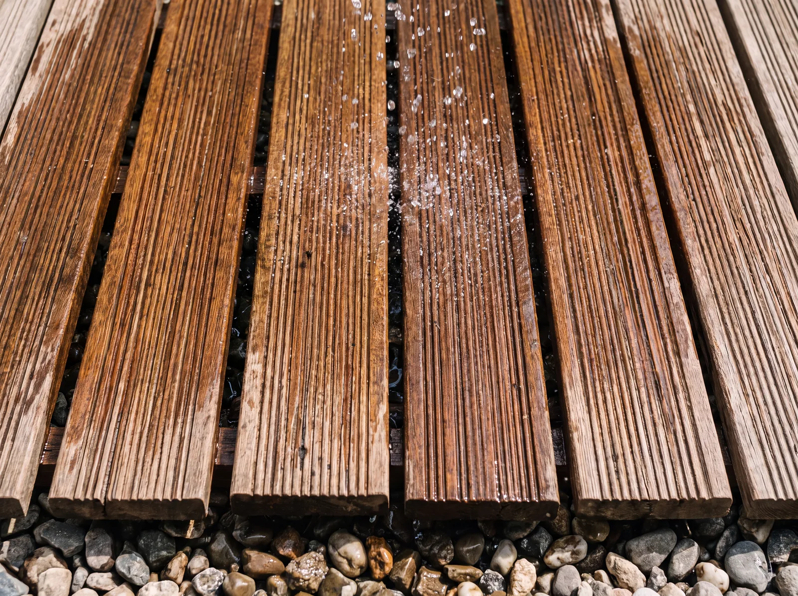 Bodenrost einer Gartendusche aus Bangkirai-Terrassendielen mit gleichmäßigen Abstandsfugen für den Wasserablauf