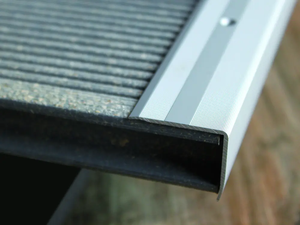 18-200640~~01~Abschlusswinkel_Aluminium_eloxiert