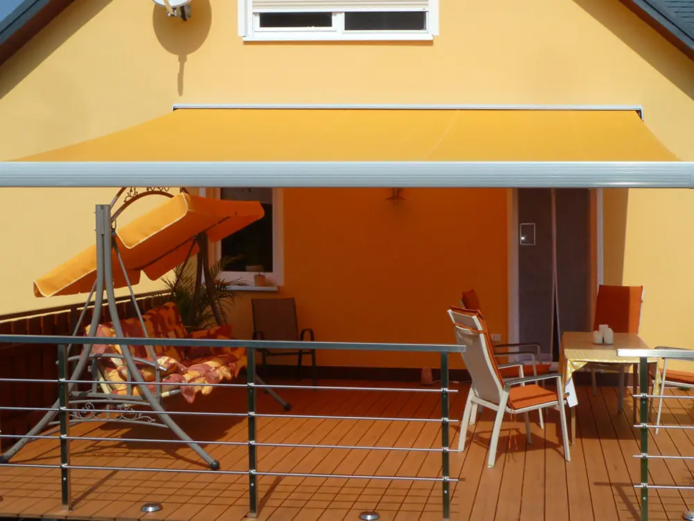 00020728~~06~21x139mm-Kernige-NL-WPC-Terrassendielen-Holzmaserung-fein-geriffelt-bernsteinbraun-Vollprofil