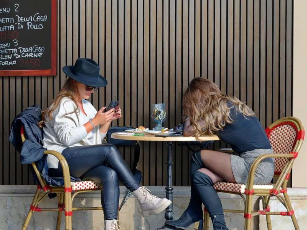 18-220362~~12~Akustikpaneel_HydroLine_Thermofichte_basaltgrau_Ambiente02