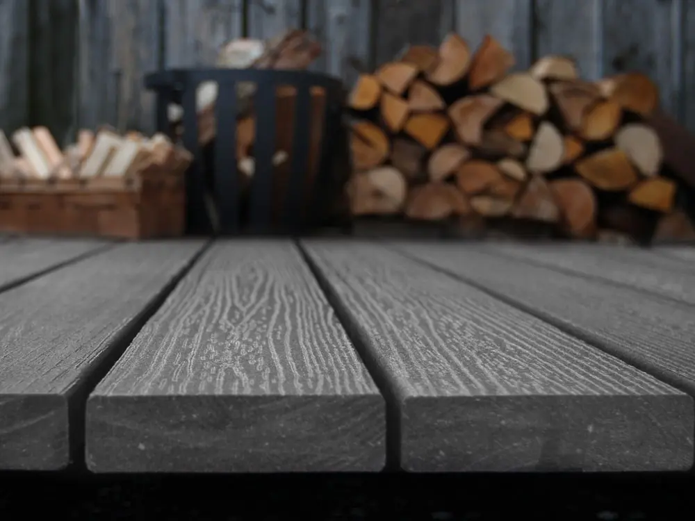 00022453~~02~die-starke-wpc-natur-in-form-massivdiele-grau-holzmaserung-leicht-gebuerstet-feinst-geriffelt