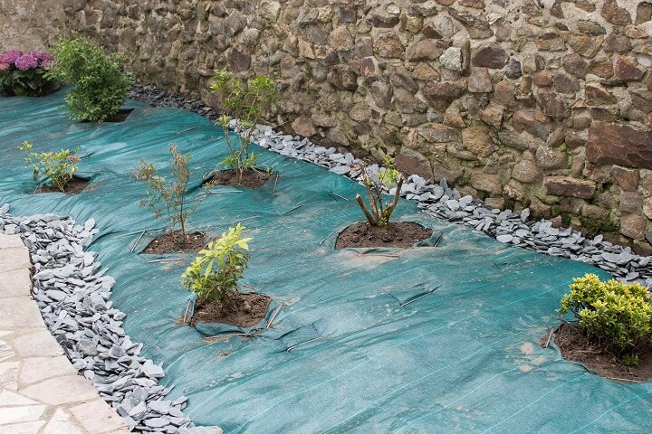 Unkrautvlies im Gartenbeet