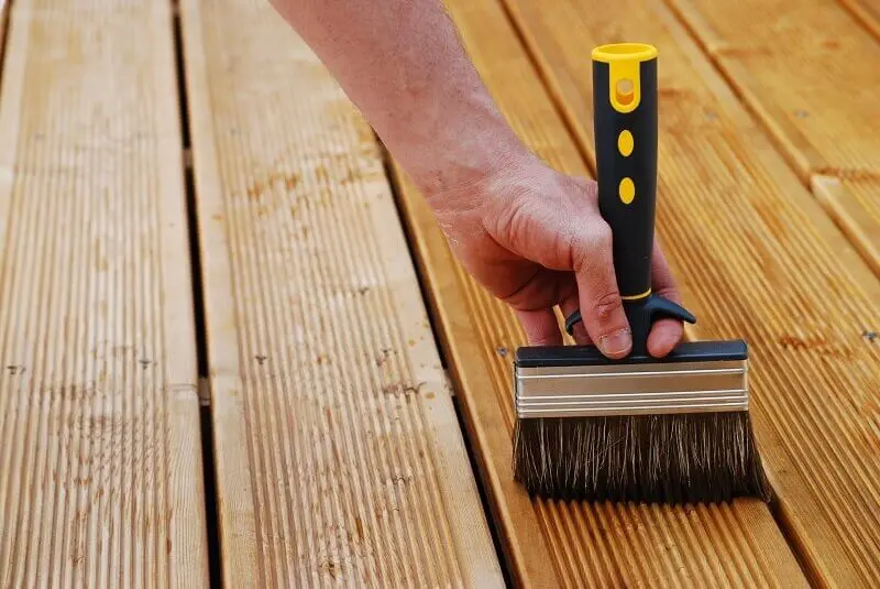 Welches Öl eignet sich zum Auffrischen von Terrassendielen?