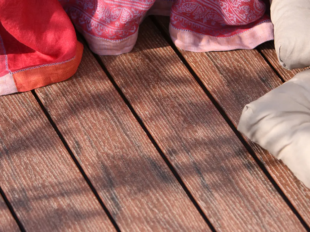 00020675~~01~21x139mm-Kernige-NL-WPC-Terrassendielen-Holzmaserung-fein-geriffelt-kastanienbraun-Vollprofil