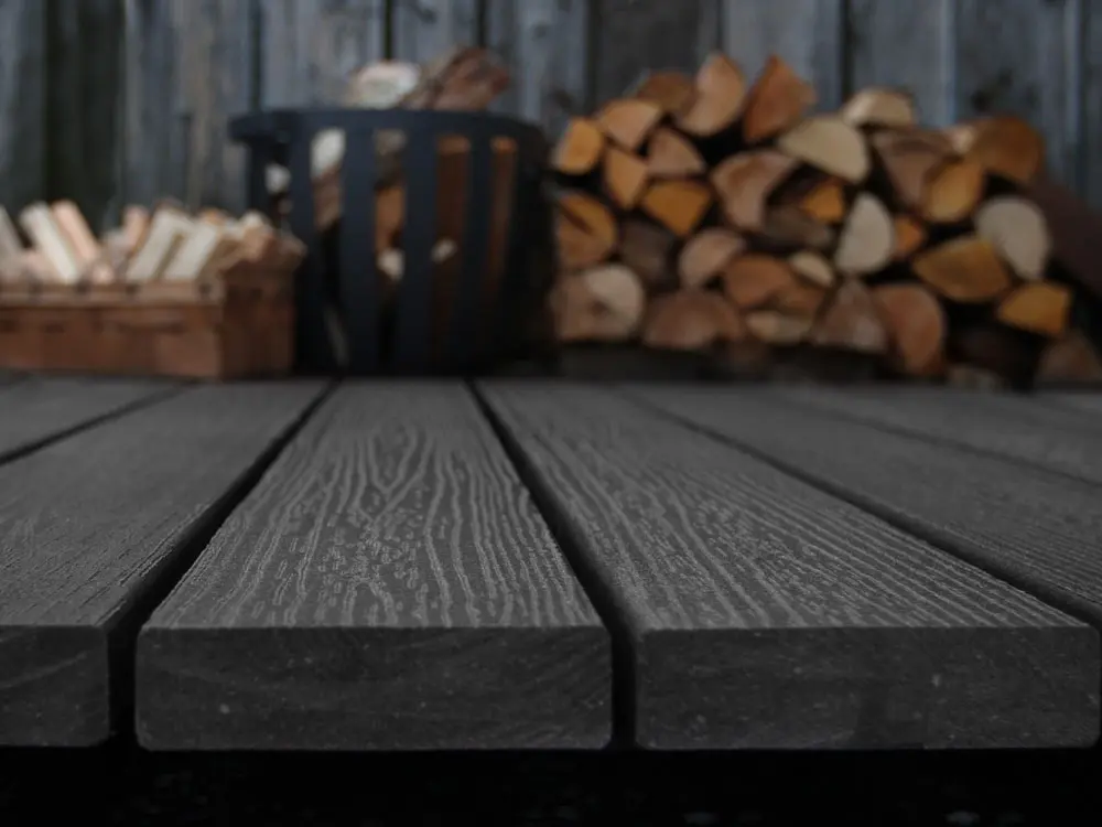 00022454~~02~die-starke-wpc-natur-in-form-massivdiele-anthrazit-holzmaserung-leicht-gebuerstet-feinst-geriffelt