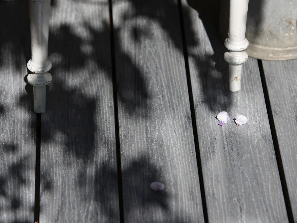 00020727~~01~21x139mm-Kernige-NL-WPC-Terrassendielen-Holzmaserung-fein-geriffelt-graphitgrau-Vollprofil