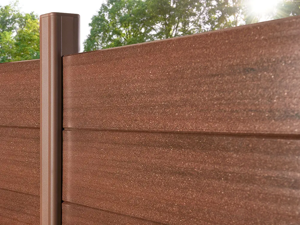 18-201247~~01~NATURinFORM_Sichtschutzzaun_DER_EFFEKTIVE_kastanienbraun_Pfosten_braun_5924