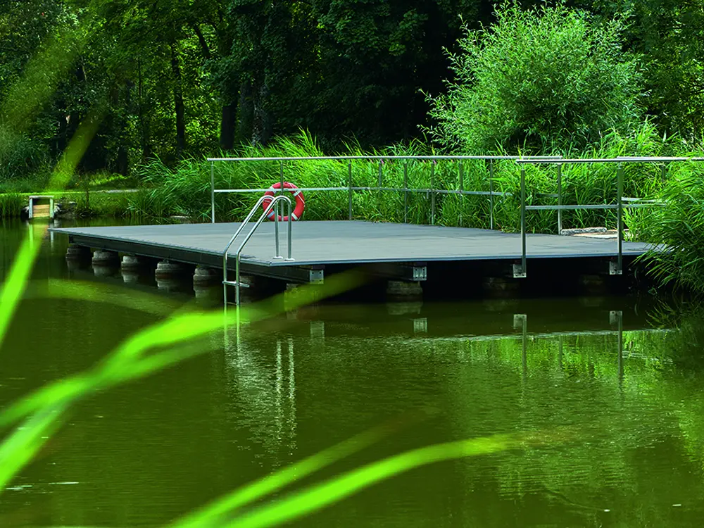 00022453~~08~NATURinFORM_Terrassendielen_Die_Starke_Grau_Badeinsel_Lisberg_2043