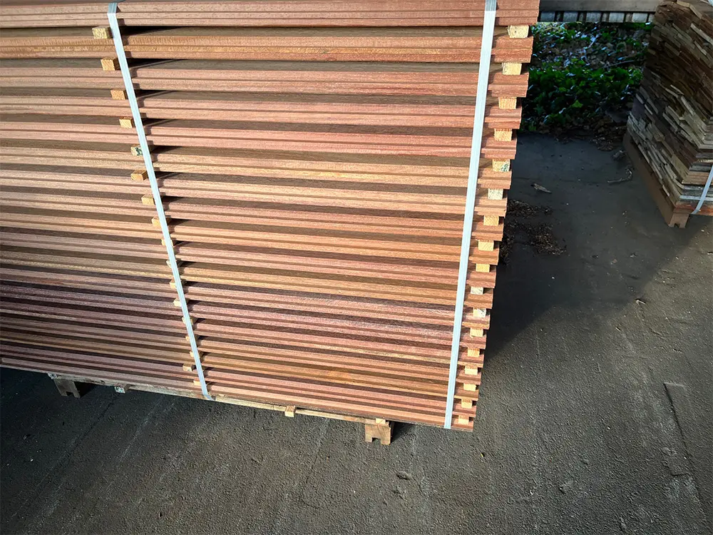 18-220373~~06~Bongossi_Pferdestallbohlen