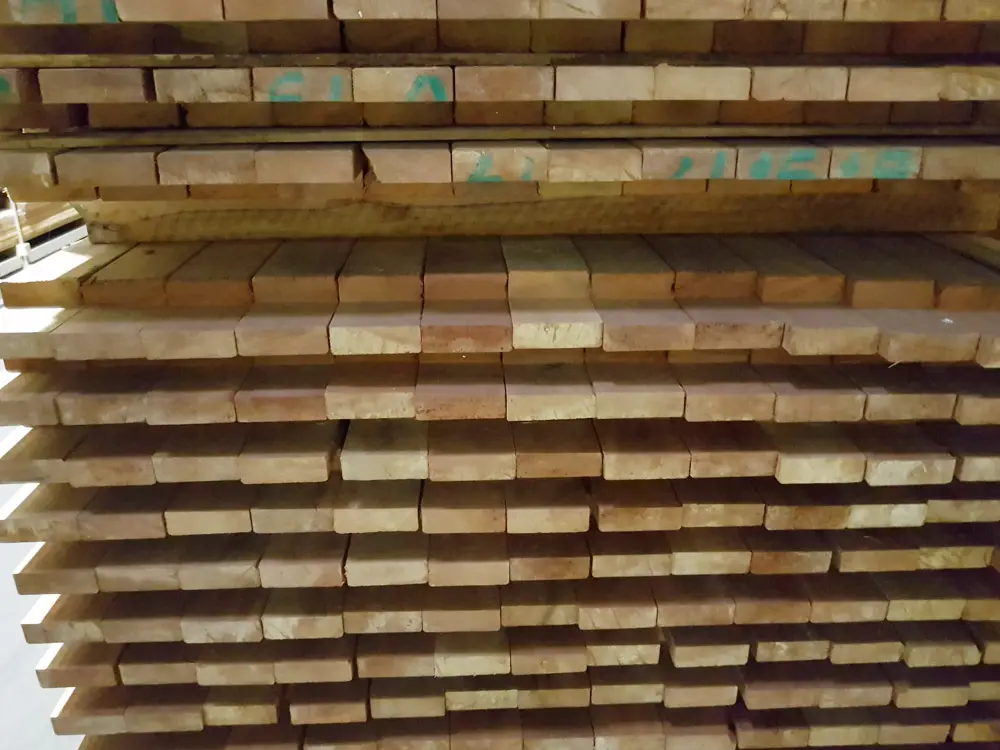 00080049~~04~cupiuba-unterkonstruktion-ad-4-seitig-gehobelt-kanten-gerundet-wechselfalz