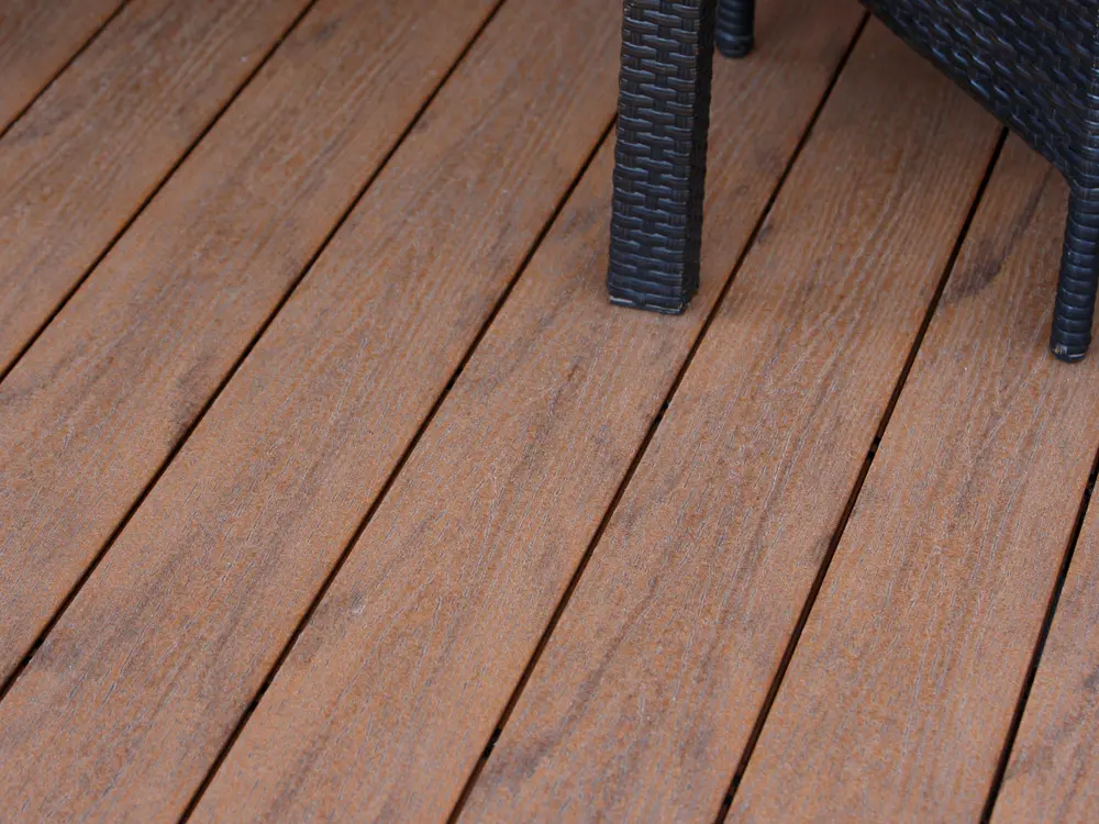 00020728~~03~21x139mm-Kernige-NL-WPC-Terrassendielen-Holzmaserung-fein-geriffelt-bernsteinbraun-Vollprofil