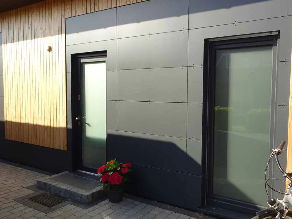 00083615~~04~hpl-fassaden-schichtstoffplatten-6mm-anthrazit-ral-7039