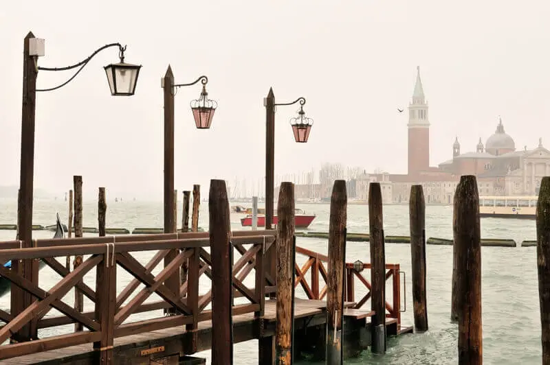 Wie wurde Venedig erbaut?