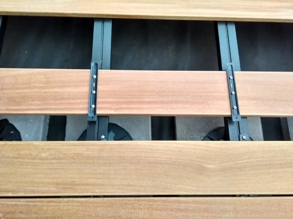 00004862~~09~Kahrs_Terrassendielenhalter