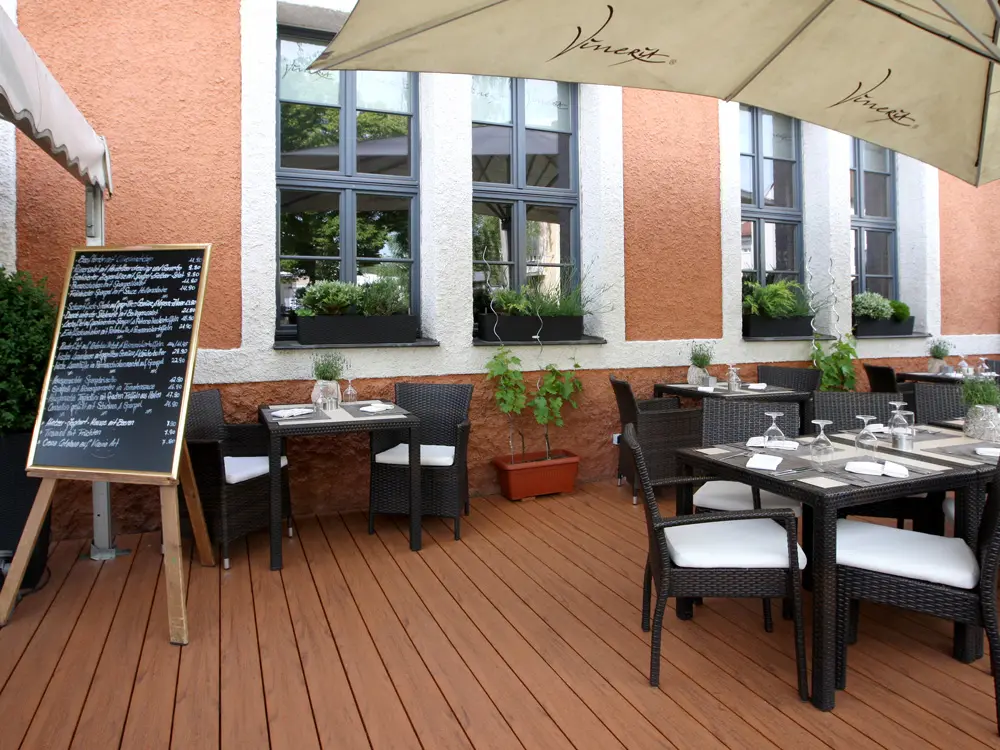 00020728~~02~21x139mm-Kernige-NL-WPC-Terrassendielen-Holzmaserung-fein-geriffelt-bernsteinbraun-Vollprofil