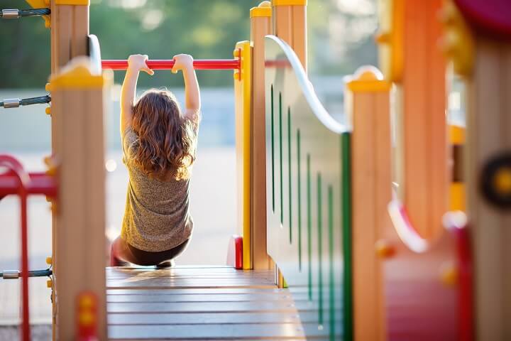 Kind auf Spielgerät