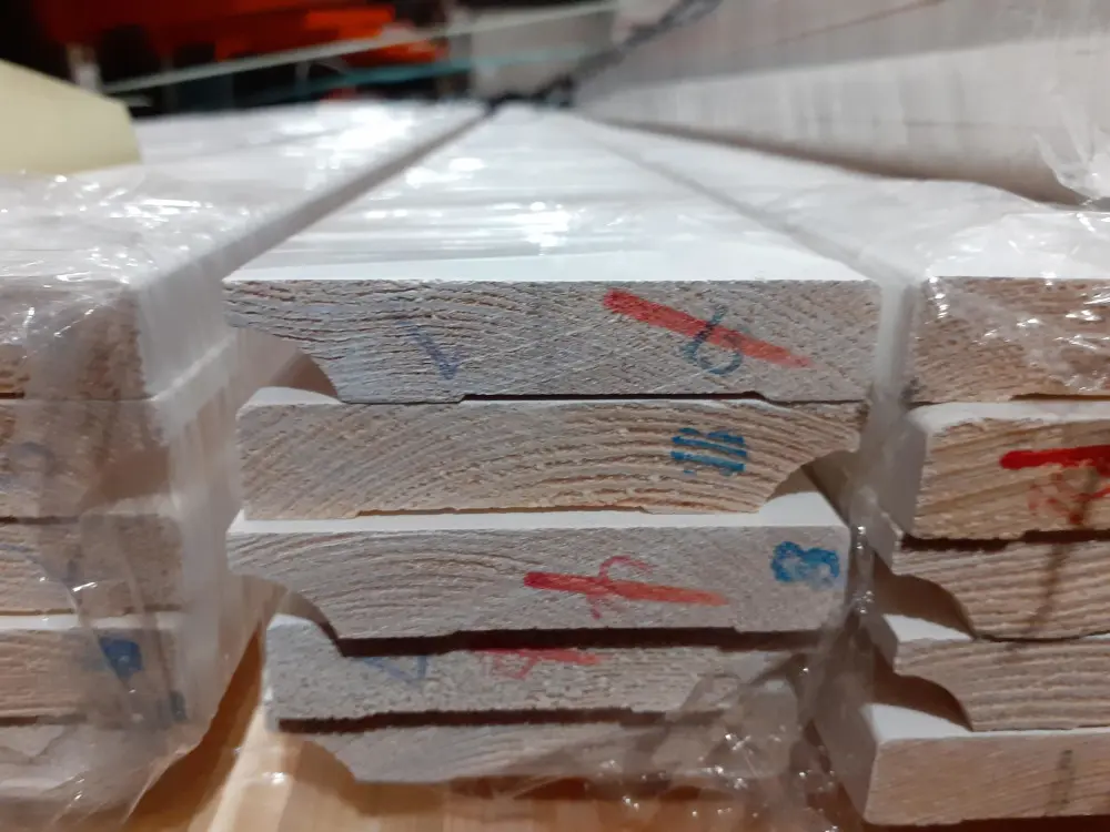 18-201608~~04~Kiefer_Sockelleiste_Lager04