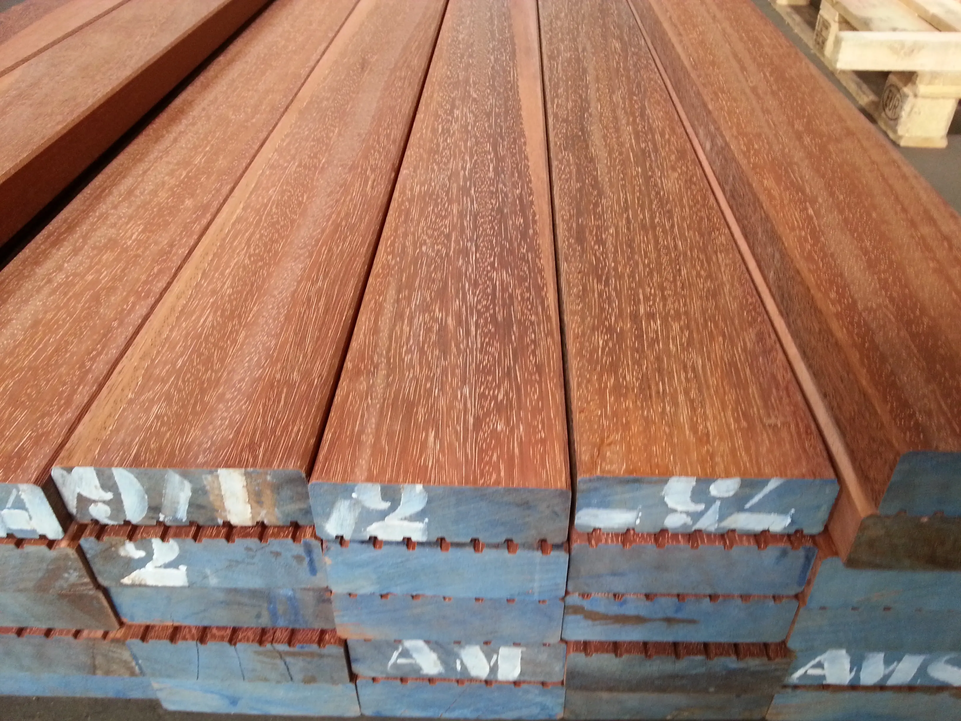 00003027~~10~Bongossi_Terrassendiele_AD_FAS_40x140_mm_glatt_grob_Diele_Holz_Terrasse_Boden_Terrassenholzdielen_Garte