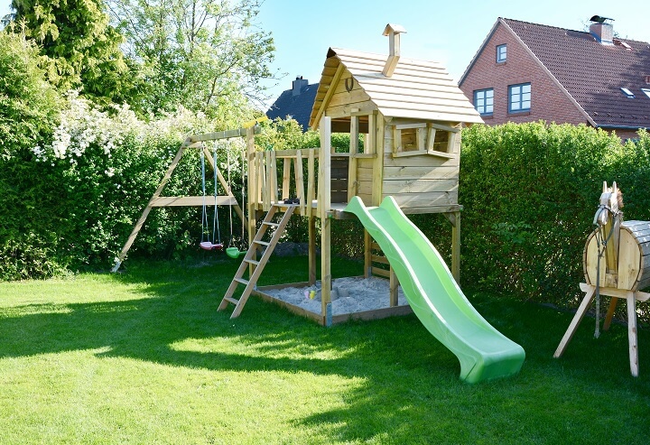 Wartung der Spielgeräte im Garten
