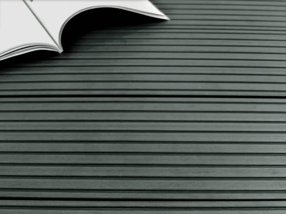 00085409~~04~KAHRS_WPC_Terrassendielen_25x145_mm