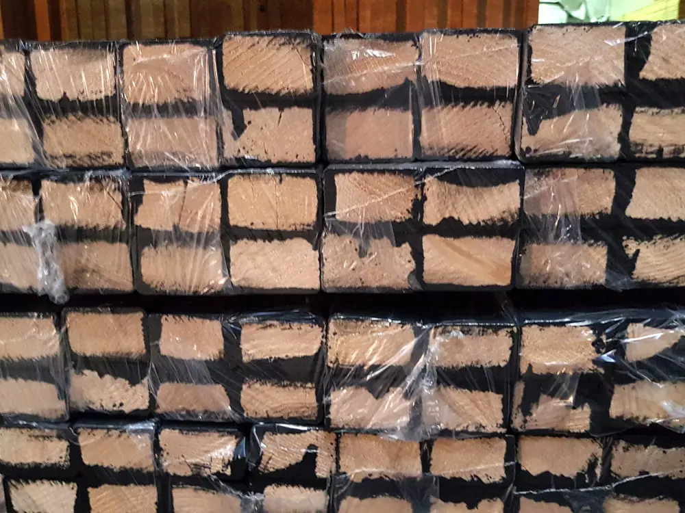 18-201533~~03~Fichte_Konstruktionsholz_schwarz_Lager3