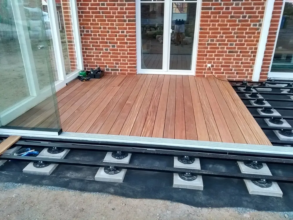 18-200043~~09~KAHRS_Schrauben