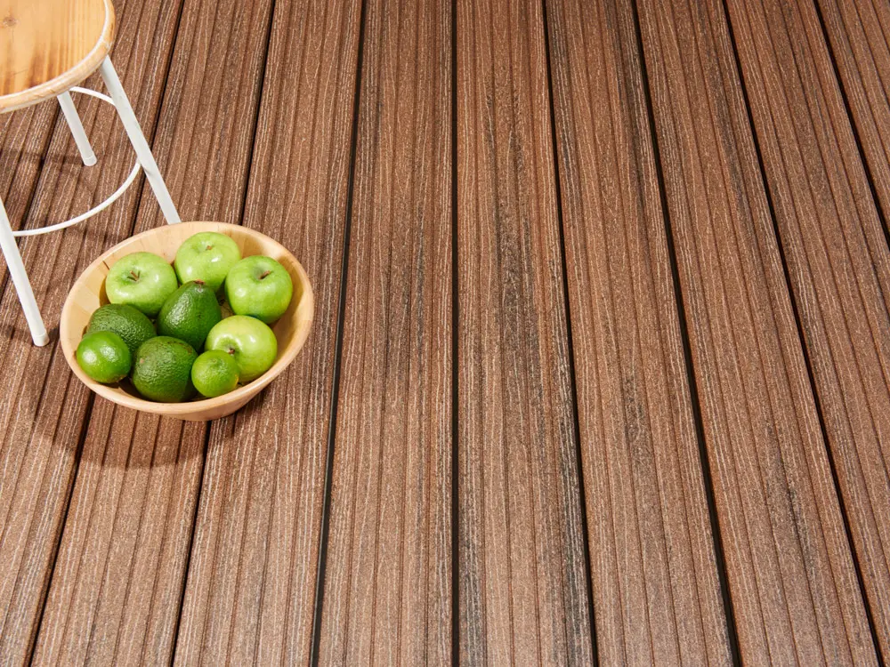 00022427~~02~die-kompakte-plus-wpc-terrassendielen-walnussbraun-grob-fein-gebuerstet-hohlkammerprofil