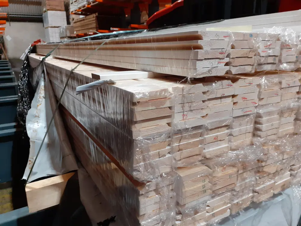 18-201608~~01~Kiefer_Sockelleiste_Lager01