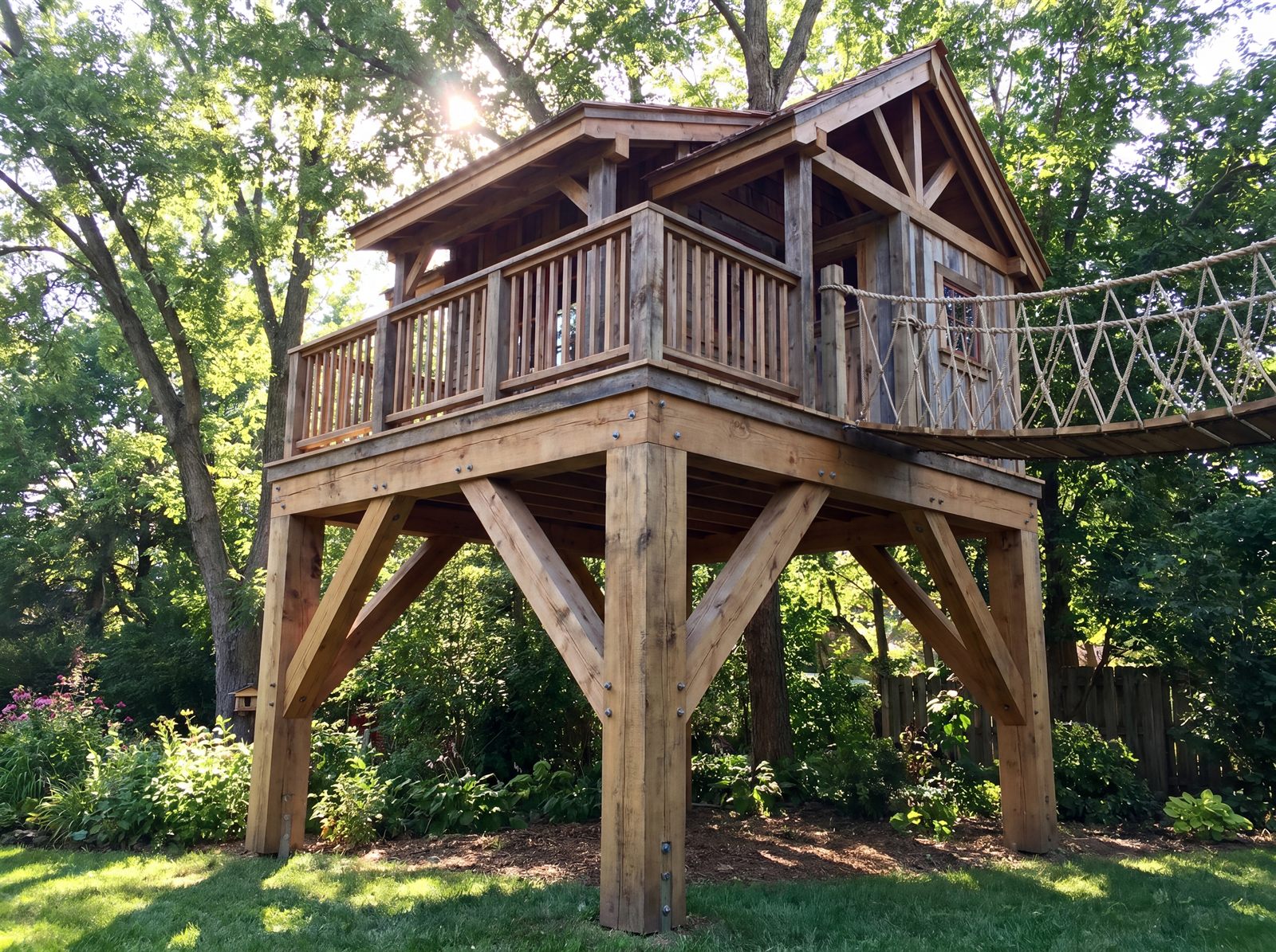 Freistehendes Baumhaus auf vier einbetonierten Holzstelzen mit diagonalen Streben im Garten