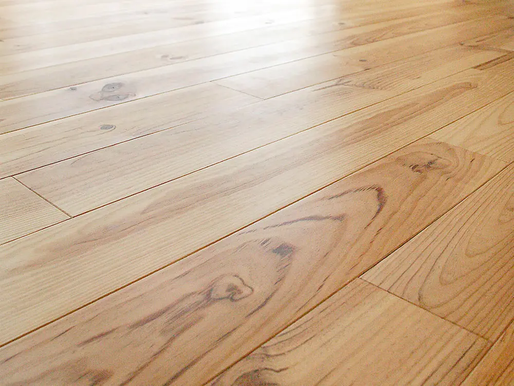 00022783~~03~seekiefer-massivholzdielen-markant-nut-feder-mikrofase-natur-geoelt