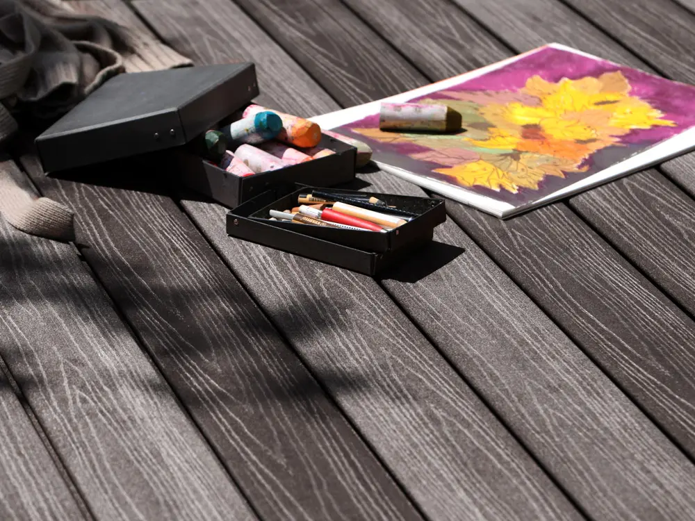 00006290~~02~NATURinFORM_Die_Kernige_WPC_Terrassendielen_22x140_mm_Holzmasserung_fein_geriffelt_Anthrazit_Vollprofil