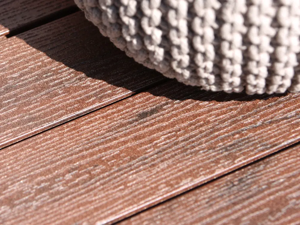 00020675~~02~21x139mm-Kernige-NL-WPC-Terrassendielen-Holzmaserung-fein-geriffelt-kastanienbraun-Vollprofil