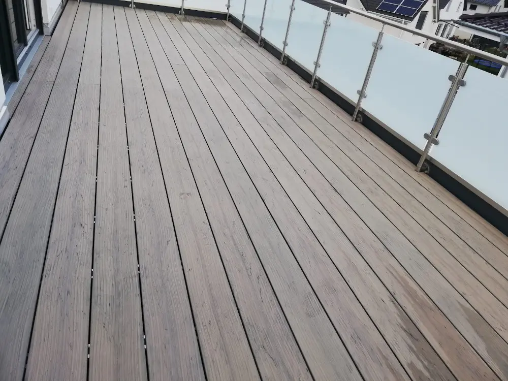 00085338~~01~Kahrs_WPC_XL_steingrau_Ambiente1_Shop