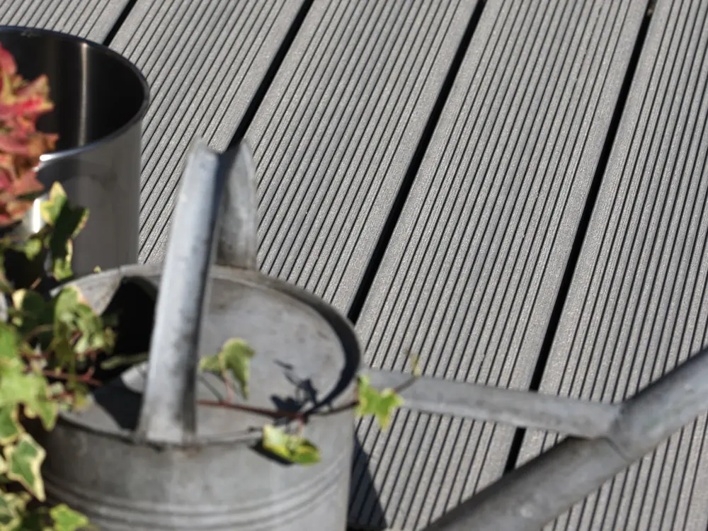 00020719~~01~21x139mm-Die-Kompakte-WPC-Terrassendielen-GRAU-grob-fein-gebuerstet-Hohlkammerprofil