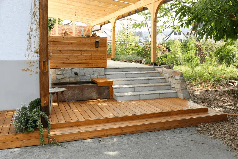 Holzterasse mit Überdachung