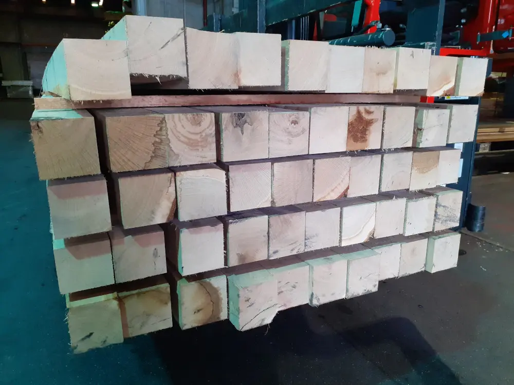 18-201631~~01~Eiche_Kantholz_100_Lager01