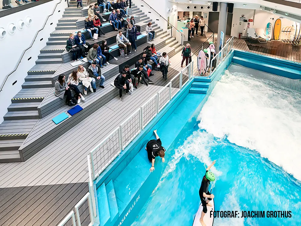 00006290~~04~NATURinFORM_Die_Kernige_WPC_Terrassendielen_22x140_mm_Holzmasserung_fein_geriffelt_Grau_Vollprofil