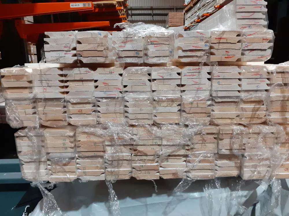 18-201608~~03~Kiefer_Sockelleiste_Lager03