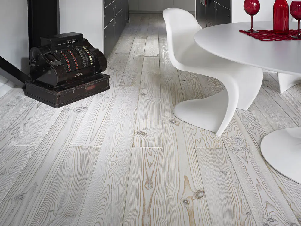 00022287~~03~seekiefer-massivholzdielen-markant-nut-feder-mikrofase-weiss-geoelt