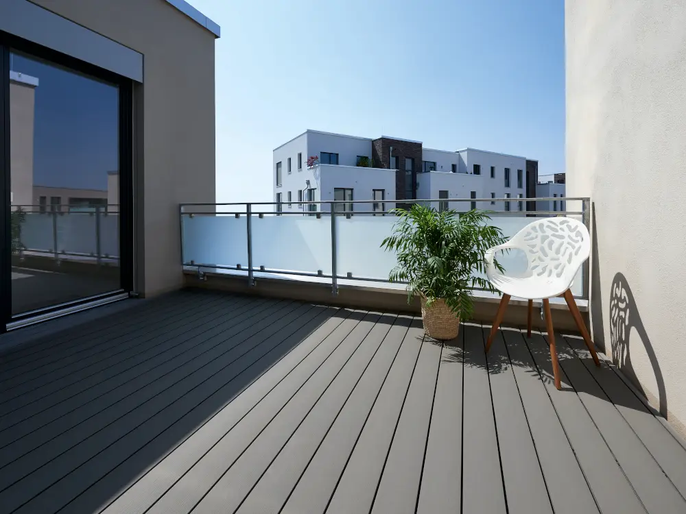 00083874~~01~NATURinFORM_Terrassendielen_DIE_SMARTE_GRAU_Ingenium_Mannheim_8139_shop