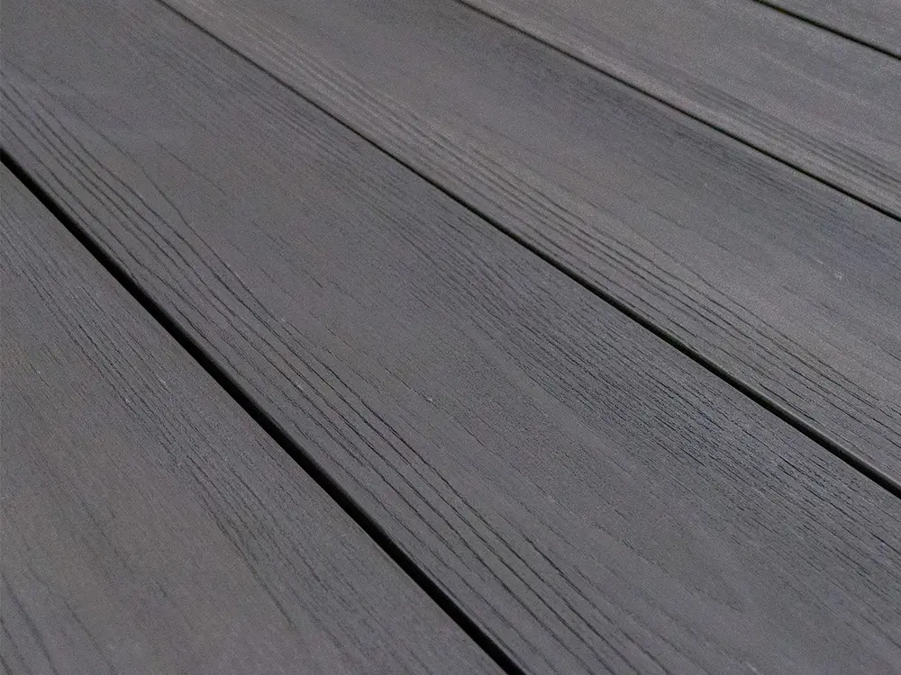 18-202911-A~~20~KAHRS_BPC_Terrassendielen_20x136mm_Vollprofil_SilverGum_Schraegsicht_02