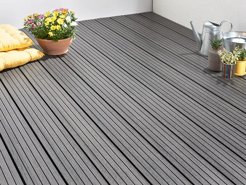 00022428~~02~die-kompakte-plus-wpc-terrassendielen-granitgrau-grob-fein-gebuerstet-hohlkammerprofil