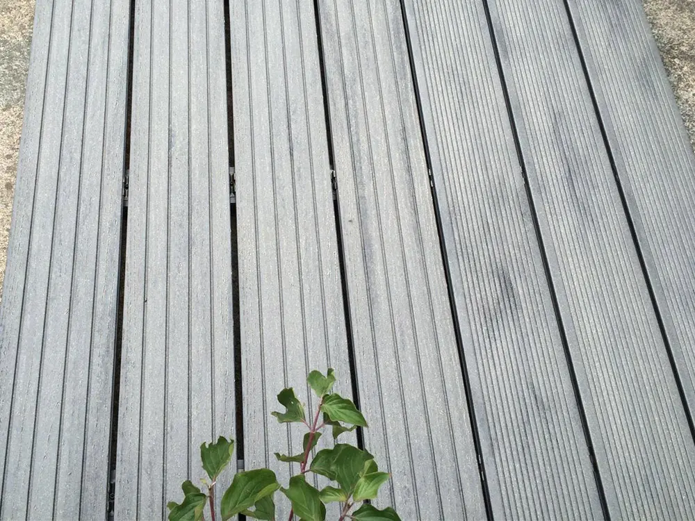 00022428~~03~die-kompakte-plus-wpc-terrassendielen-granitgrau-grob-fein-gebuerstet-hohlkammerprofil