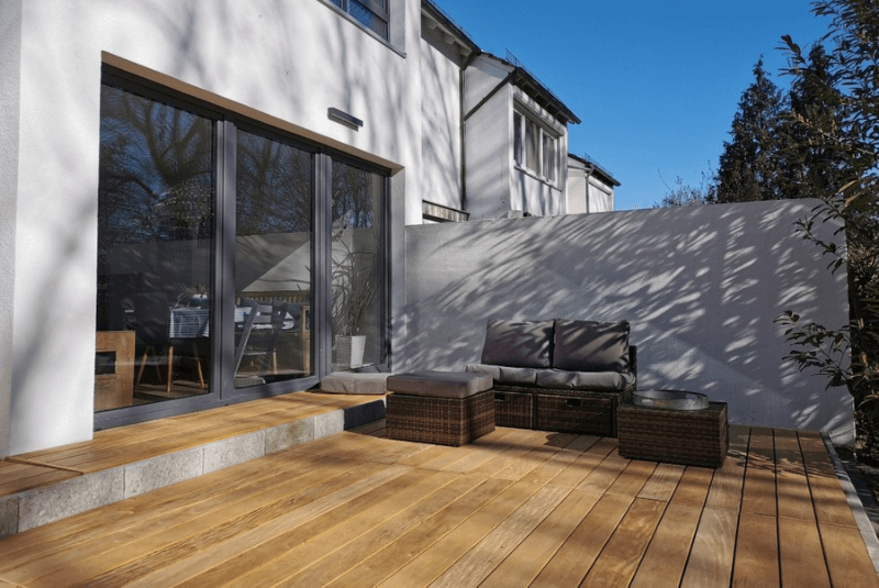 Garapa-Terrassendielen mit Farbspiel