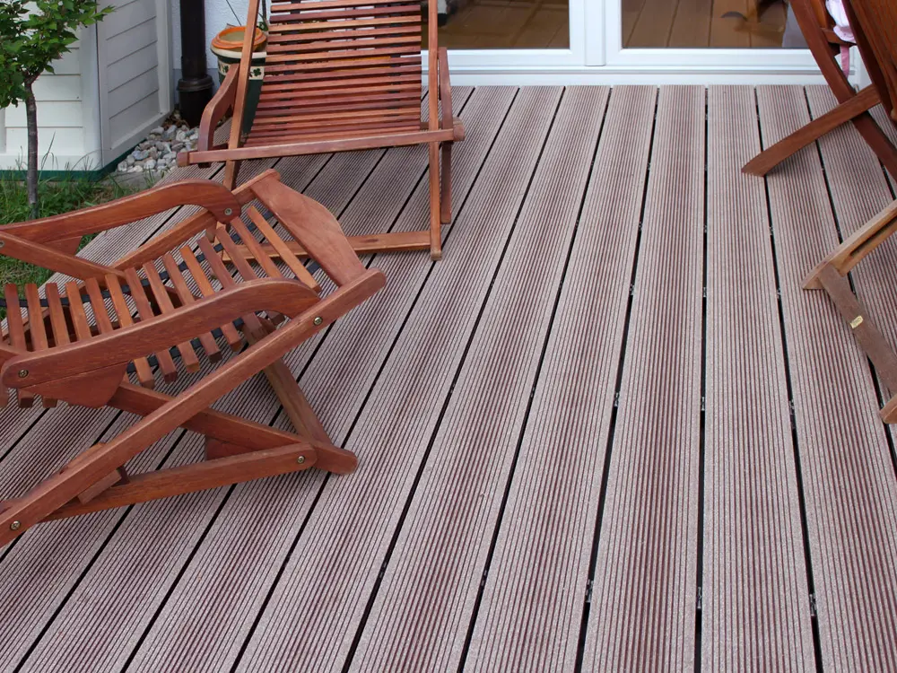 00020720~~01~21x139-mm-Die-Kompakte-WPC-Terrassendielen-BRAUN-grob-fein-gebuerstet-Hohlkammerprofil